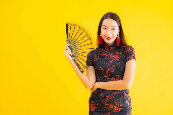 Porträt Schöne Junge Asiatische Frau Trägt Chinesisches Kleid Mit Fächer — Stockfoto