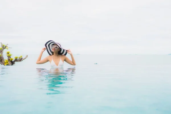 Retrato Bonito Jovem Asiático Mulher Sorriso Relaxar Lazer Redor Piscina — Fotografia de Stock