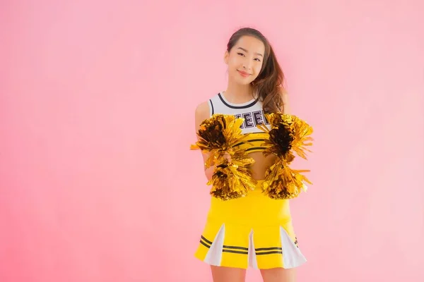 Porträt Schöne Junge Asiatische Frau Cheerleader Auf Rosa Isolierten Hintergrund — Stockfoto