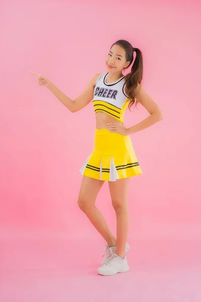 Portret Mooie Jonge Aziatische Vrouw Cheerleader Roze Geïsoleerde Achtergrond — Stockfoto