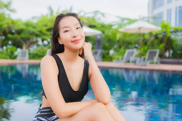 Portrait Belle Jeune Femme Asiatique Loisirs Relax Sourire Autour Piscine — Photo