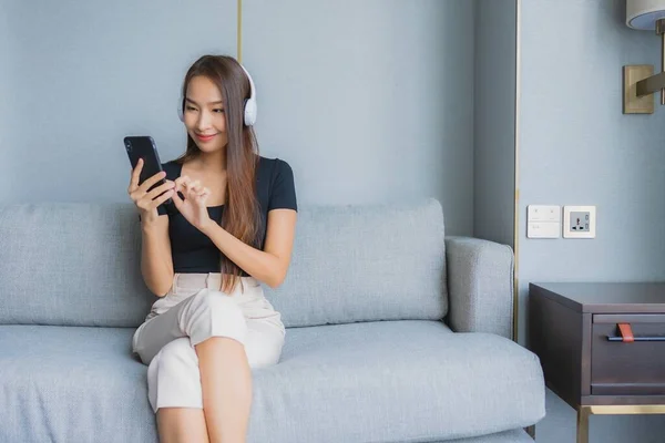 Portret Piękna Młoda Azjatycka Kobieta Używać Inteligentny Telefon Komórkowy Słuchawką — Zdjęcie stockowe