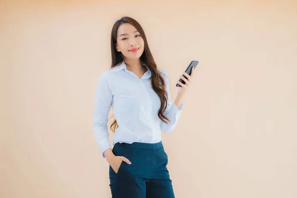 Portret Mooie Jonge Business Aziatische Vrouw Met Slimme Mobiele Telefoon — Stockfoto