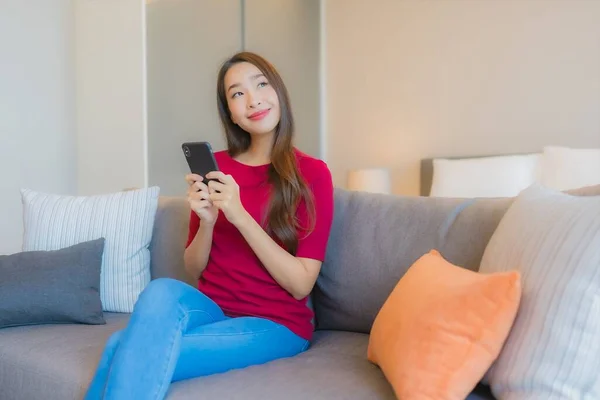 Retrato Bonito Jovem Asiático Mulher Usar Telefone Celular Inteligente Sofá — Fotografia de Stock