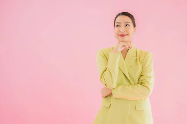 Portret Mooie Jonge Aziatische Zakenvrouw Glimlach Actie Roze Kleur Achtergrond — Stockfoto