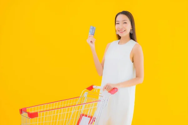 Retrato Bela Jovem Mulher Asiática Com Mercearia Cesta Para Compras — Fotografia de Stock