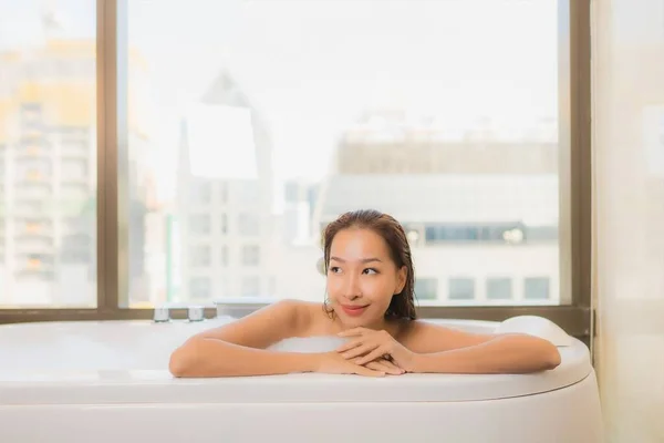 Retrato Hermosa Joven Mujer Asiática Relajarse Disfrutar Tomar Baño Bañera —  Fotos de Stock