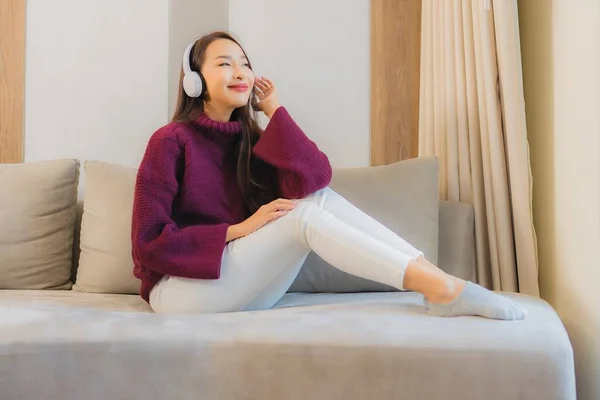 Πορτρέτο Όμορφη Νεαρή Ασιάτισσα Γυναίκα Χρησιμοποιούν Ακουστικά Για Ακούσετε Μουσική — Φωτογραφία Αρχείου