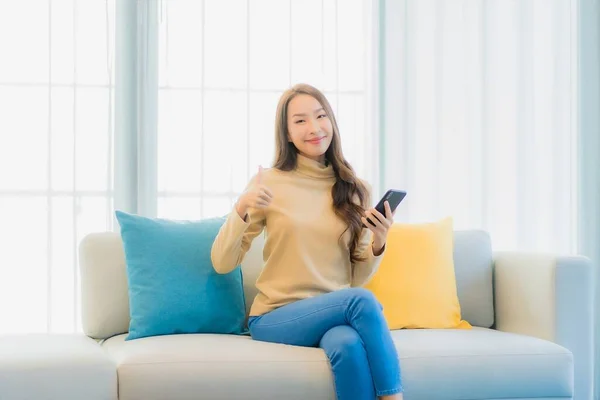 Porträtt Vacker Ung Asiatisk Kvinna Med Smart Mobiltelefon Soffa Vardagsrummet — Stockfoto