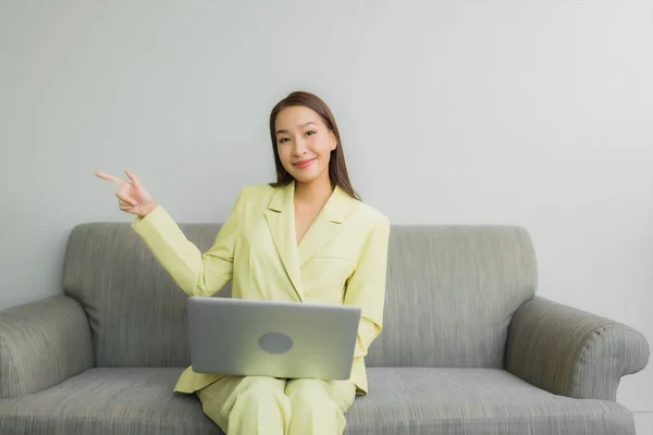 Portret Mooie Jonge Aziatische Vrouw Gebruik Computer Laptop Bank Woonkamer — Stockfoto