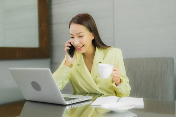 Porträt Schöne Junge Asiatische Frau Verwenden Computer Laptop Mit Smartphone — Stockfoto