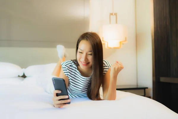 Retrato Hermosa Joven Mujer Asiática Uso Inteligente Teléfono Móvil Cama — Foto de Stock