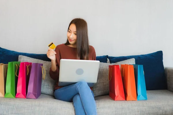 Retrato Hermosa Joven Mujer Asiática Uso Ordenador Portátil Tarjeta Crédito — Foto de Stock