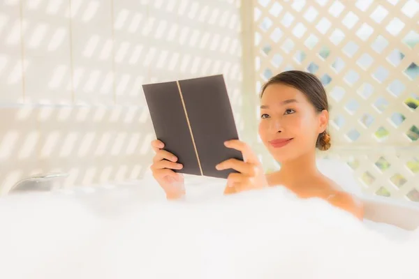 Retrato Joven Asiática Mujer Leer Libro Bañera Para Spa Concepto — Foto de Stock