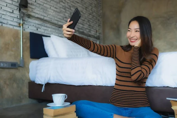 Giovane Donna Asiatica Utilizzando Smart Telefono Cellulare Con Leggere Libro — Foto Stock