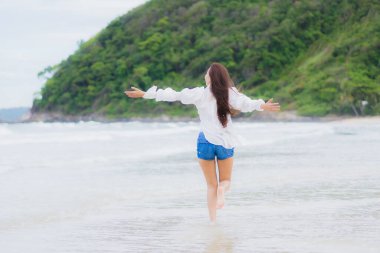 Güzel bir Asyalı kadının portresi. Plaj okyanusunda rahatla. Tatil gezisinde gülümse.
