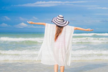 Güzel bir Asyalı kadının portresi. Plaj okyanusunda rahatla. Tatil gezisinde gülümse.