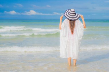 Güzel bir Asyalı kadının portresi. Plaj okyanusunda rahatla. Tatil gezisinde gülümse.