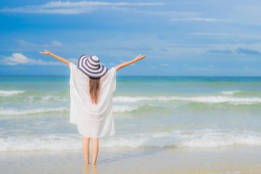 Güzel bir Asyalı kadının portresi. Plaj okyanusunda rahatla. Tatil gezisinde gülümse.