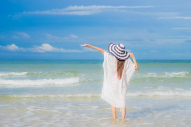 Güzel bir Asyalı kadının portresi. Plaj okyanusunda rahatla. Tatil gezisinde gülümse.