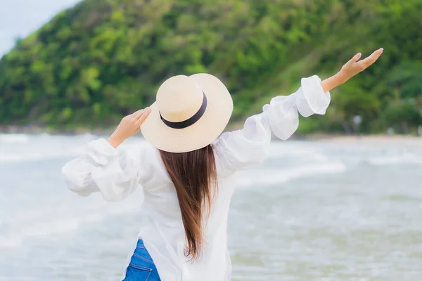 Ritratto Bella Giovane Donna Asiatica Rilassarsi Sorriso Intorno Spiaggia Mare — Foto Stock