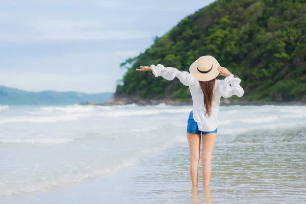 Ritratto Bella Giovane Donna Asiatica Rilassarsi Sorriso Intorno Spiaggia Mare — Foto Stock