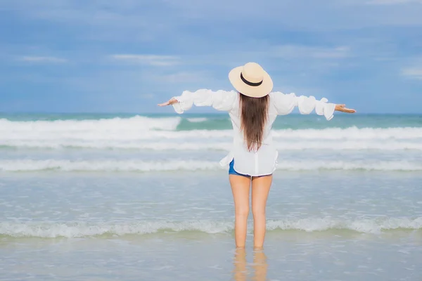 美丽的年轻亚洲女子在度假旅行中 在海滨大海边放松微笑 — 图库照片