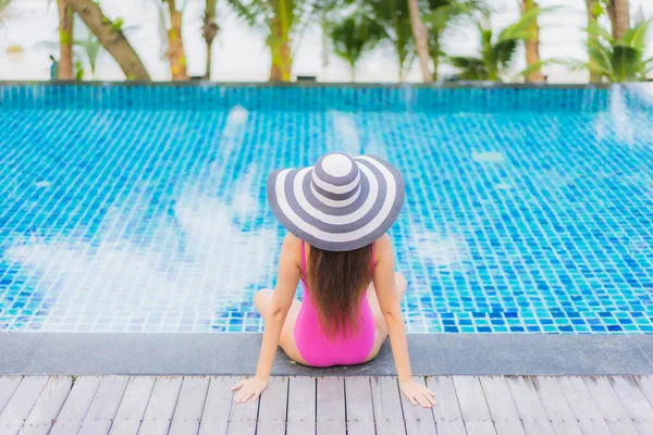 Retrato Hermosa Joven Mujer Asiática Sonrisa Relajarse Alrededor Piscina Aire — Foto de Stock