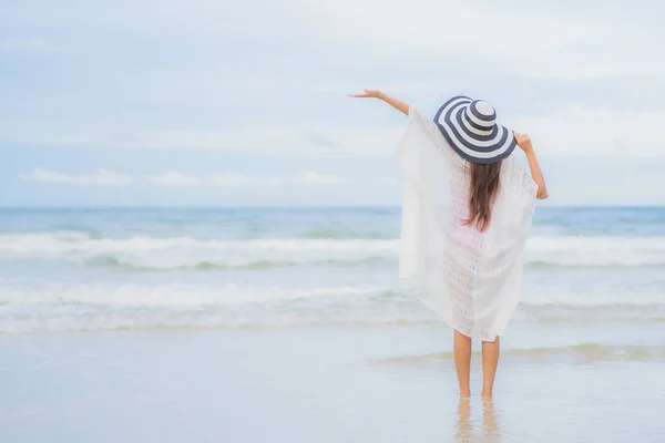 Retrato Bonito Jovem Asiático Mulher Relaxar Sorriso Redor Praia Mar — Fotografia de Stock