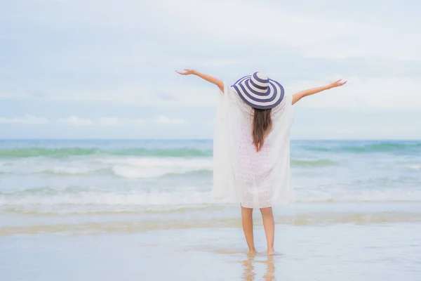 Ritratto Bella Giovane Donna Asiatica Rilassarsi Sorriso Intorno Spiaggia Mare — Foto Stock