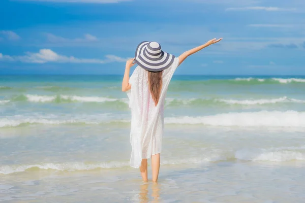 Retrato Bonito Jovem Asiático Mulher Relaxar Sorriso Redor Praia Mar — Fotografia de Stock