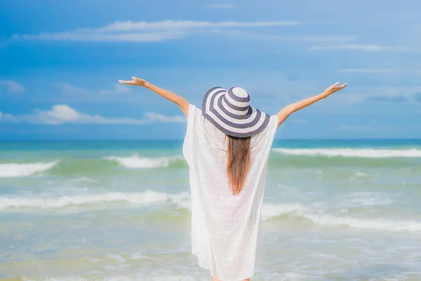 Ritratto Bella Giovane Donna Asiatica Rilassarsi Sorriso Intorno Spiaggia Mare — Foto Stock