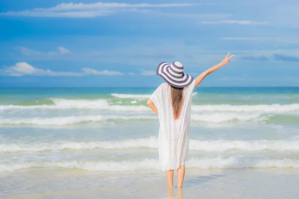 Ritratto Bella Giovane Donna Asiatica Rilassarsi Sorriso Intorno Spiaggia Mare — Foto Stock