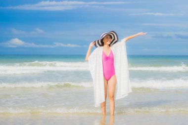 Güzel bir Asyalı kadının portresi. Plaj okyanusunda rahatla. Tatil gezisinde gülümse.