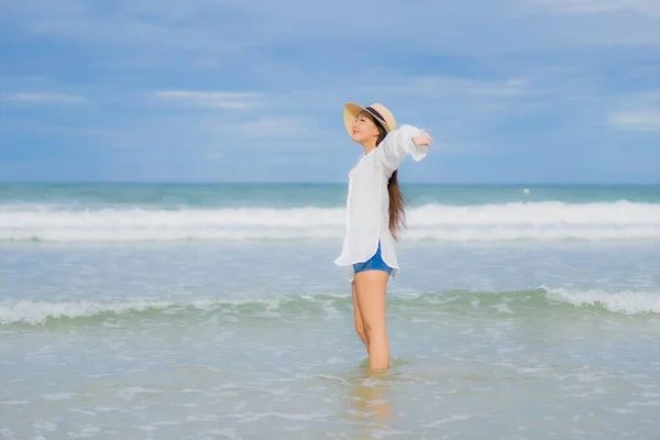 Portrait Beautiful Young Asian Woman Relax Smile Beach Sea Ocean — Stock Photo, Image