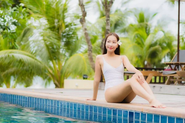 Retrato Hermosa Joven Mujer Asiática Sonrisa Relajarse Alrededor Piscina Aire —  Fotos de Stock