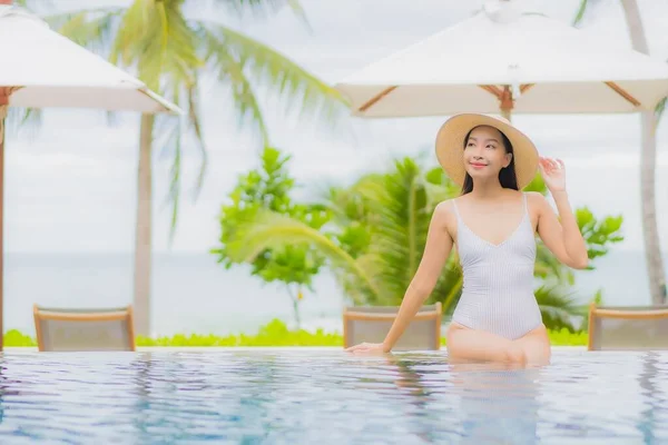 Retrato Bonito Jovem Asiático Mulher Sorriso Relaxar Redor Piscina Livre — Fotografia de Stock