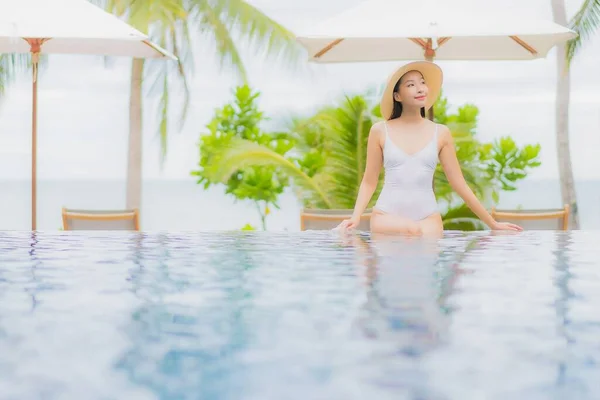 Retrato Hermosa Joven Mujer Asiática Sonrisa Relajarse Alrededor Piscina Aire — Foto de Stock