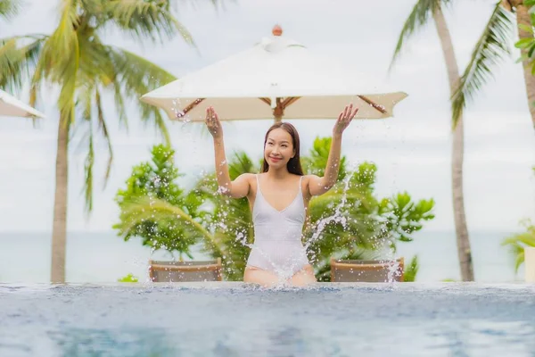 Portrait Belle Jeune Femme Asiatique Sourire Détendre Autour Piscine Extérieure — Photo