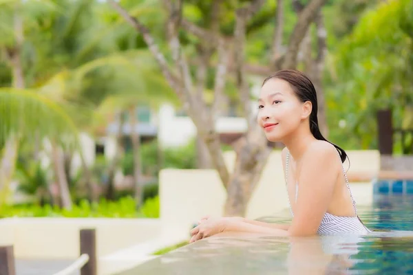 Portrait Belle Jeune Femme Asiatique Sourire Détendre Autour Piscine Extérieure — Photo