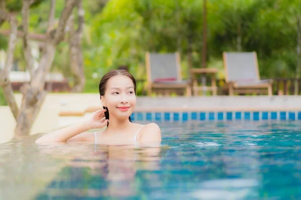 Portrait Belle Jeune Femme Asiatique Sourire Détendre Autour Piscine Extérieure — Photo