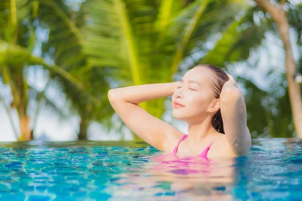 Portrait Belle Jeune Femme Asiatique Sourire Détendre Autour Piscine Extérieure — Photo