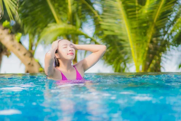 Portrait Schöne Junge Asiatische Frau Lächeln Entspannen Rund Freibad Resort — Stockfoto