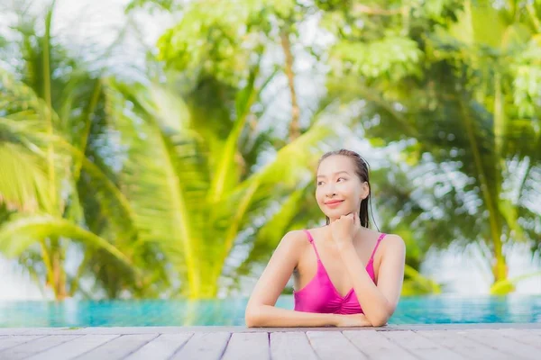 Portrait Schöne Junge Asiatische Frau Lächeln Entspannen Rund Freibad Resort — Stockfoto