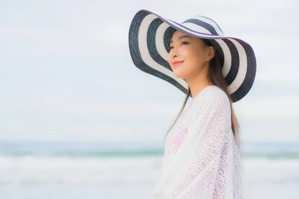 Ritratto Bella Giovane Donna Asiatica Rilassarsi Sorriso Intorno Spiaggia Mare — Foto Stock