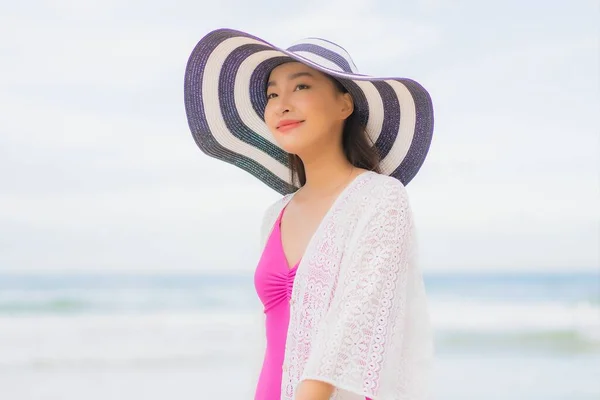 Портрет Красивая Молодая Азиатская Женщина Расслабиться Улыбка Вокруг Пляжа Морского — стоковое фото
