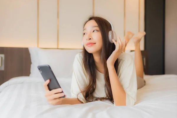 Portrait Belle Jeune Femme Asiatique Utiliser Téléphone Portable Intelligent Avec — Photo