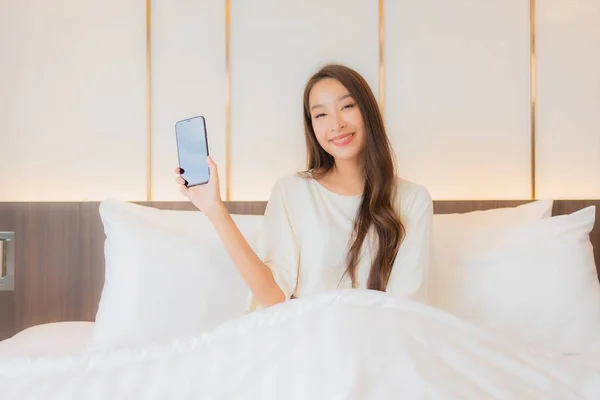 Retrato Hermosa Joven Mujer Asiática Uso Inteligente Teléfono Móvil Cama — Foto de Stock