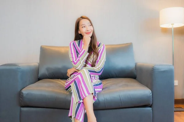 Güzel Bir Asyalı Kadın Portresi Oturma Odasındaki Kanepede Dinleniyor — Stok fotoğraf