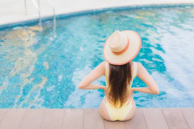 Güzel bir Asyalı kadın portresi. Rahatlayın. Tatil gezilerinde yüzme havuzunda rahatlayın.